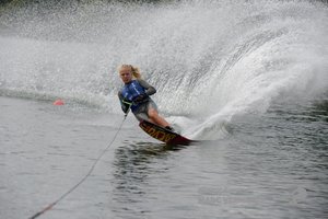 Ibe Beckers blikvanger in waterskiwedstrijd in Aldeneik (Maaseik) “Onze sport in de kijker zetten”